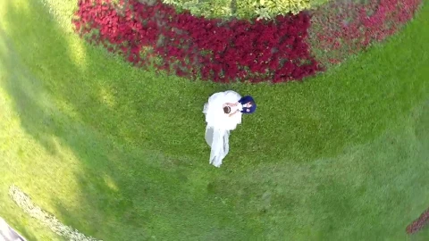 Stock Video Newlyweds Standing In A Garden Live Wallpaper - Free Live Wallpaper