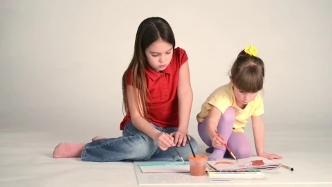 Stock Video Niñas Pequeñas Pintando Con Acuarela Full Shot Live Wallpaper - Free Live Wallpaper