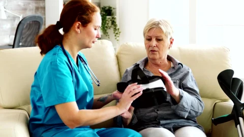 Stock Video Nurse Helps Woman Experience Vr Therapy Live Wallpaper - Free Live Wallpaper