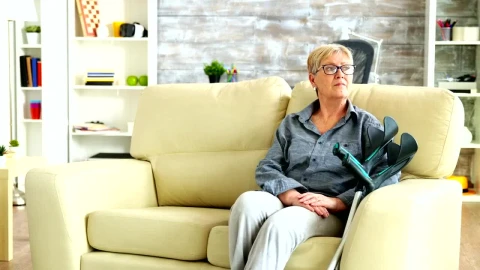 Stock Video Nurse Talking To An Older Patient Live Wallpaper - Free Live Wallpaper