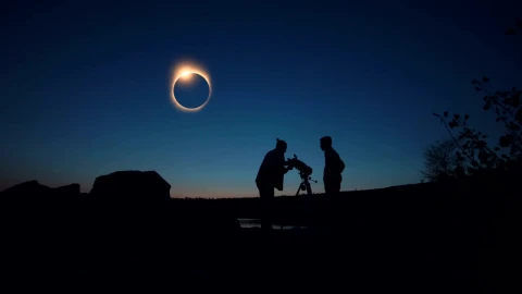 Stock Video Observing An Eclipse With A Telescope At Night Live Wallpaper - Free Live Wallpaper