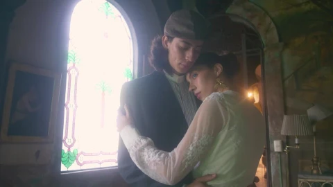 Stock Video Old Fashioned Wedding Couple Hugging Live Wallpaper - Free Live Wallpaper