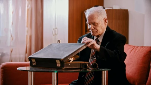 Stock Video Old Gangster Taking A Gun Out Of A Briefcase Live Wallpaper - Free Live Wallpaper