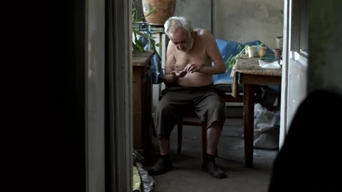 Stock Video Old Poor Hungry Man Counting Coins Live Wallpaper - Free Live Wallpaper