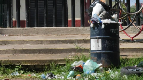 Stock Video Old Rusty Can Full Of Garbage On The Street Live Wallpaper - Free Live Wallpaper