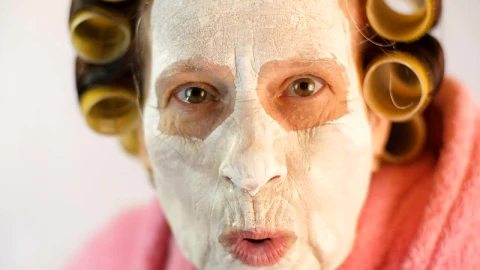 Stock Video Old Woman With Mask Very Angry Live Wallpaper - Free Live Wallpaper