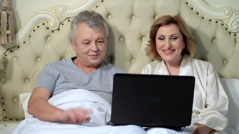 Stock Video Older Couple Chatting On A Laptop Live Wallpaper - Free Live Wallpaper