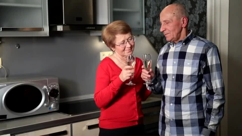 Stock Video Older Couple Enjoying A Drink Live Wallpaper - Free Live Wallpaper