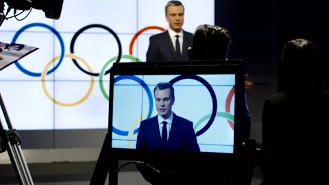 Stock Video Olympics Spokesman In A Television Show Live Wallpaper - Free Live Wallpaper