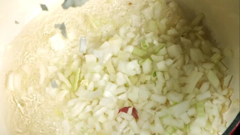 Stock Video Onion Slices Falling Into The Pan In Slow Motion Live Wallpaper - Free Live Wallpaper