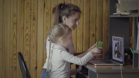 Stock Video Online Education With Parents Live Wallpaper - Free Live Wallpaper
