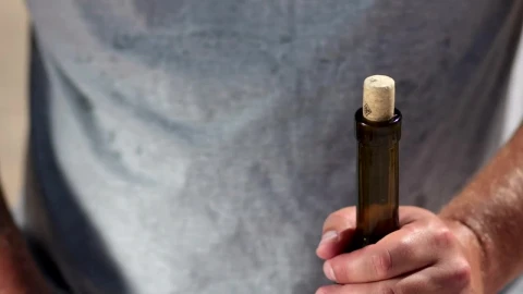 Stock Video Opening A Bottle Of Wine Live Wallpaper - Free Live Wallpaper