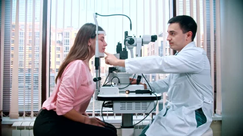 Stock Video Ophthalmologist And A Patient During An Eyesight Test Live Wallpaper - Free Live Wallpaper