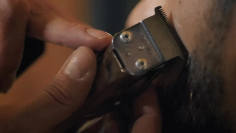 Stock Video Outlining A Mans Beard In A Barbershop Live Wallpaper - Free Live Wallpaper