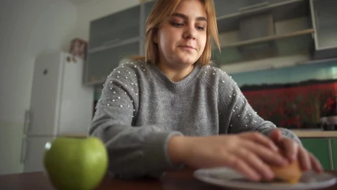 Stock Video Overweight Woman Chooses Apple Over Cheeseburger Live Wallpaper - Free Live Wallpaper