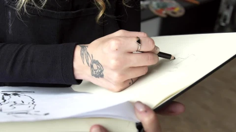 Stock Video Painter Draws In Sketchbook In Art Studio Live Wallpaper - Free Live Wallpaper