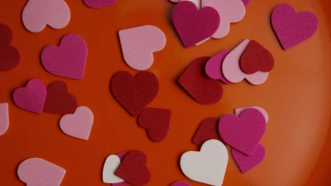Stock Video Paper Shape Hearts On An Orange Surface Live Wallpaper - Free Live Wallpaper
