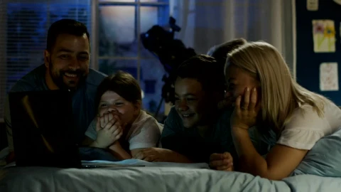Stock Video Parents And Children Watching Movies On A Laptop Live Wallpaper - Free Live Wallpaper