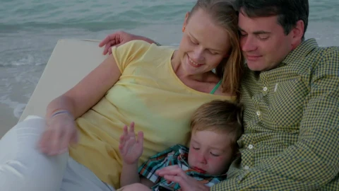 Stock Video Parents Laying With Their Tired Child Live Wallpaper - Free Live Wallpaper