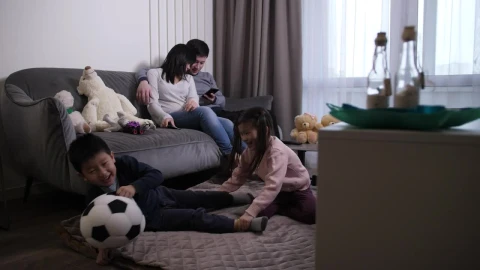 Stock Video Parents Looking At Their Phone Live Wallpaper - Free Live Wallpaper