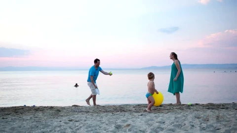 Stock Video Parents Playing A Game At The Beach Live Wallpaper - Free Live Wallpaper