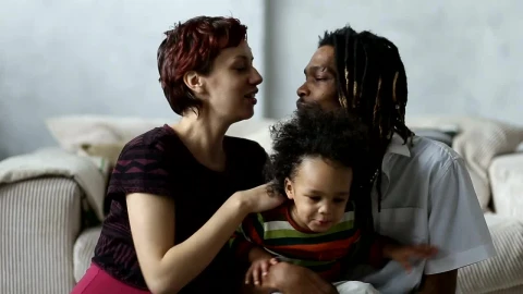 Stock Video Parents Showing Affection Live Wallpaper - Free Live Wallpaper