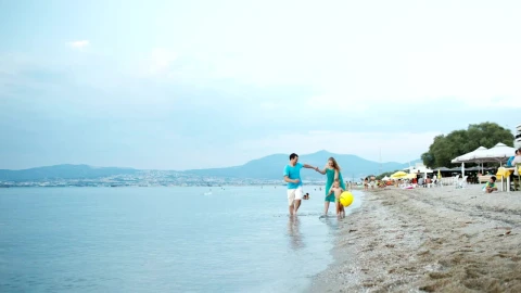 Stock Video Parents Running Along The Coast Live Wallpaper - Free Live Wallpaper