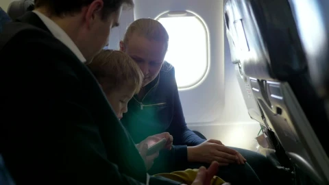 Stock Video Parents With Their Child Travelling By Plane Live Wallpaper - Free Live Wallpaper
