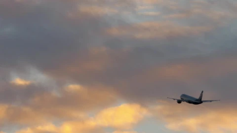 Stock Video Passenger Plane Flying Towards Clouds Live Wallpaper - Free Live Wallpaper