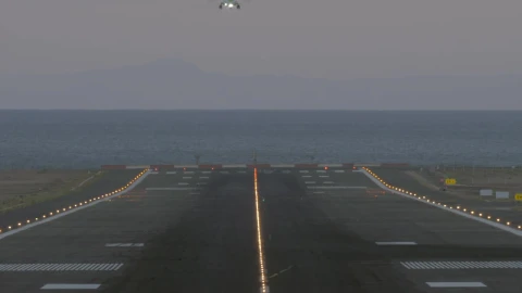 Stock Video Passenger Plane Coming In To Land Quickly Live Wallpaper - Free Live Wallpaper