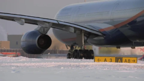 Stock Video Passenger Plane On A Snowy Runway Live Wallpaper - Free Live Wallpaper