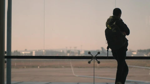 Stock Video Passenger Waiting For A Flight Live Wallpaper - Free Live Wallpaper