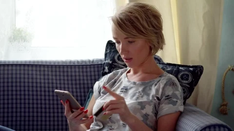 Stock Video Paying On Her Phone Using A Credit Card Live Wallpaper - Free Live Wallpaper