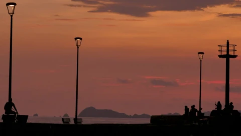 Stock Video Pedestrians On A Beach Pier In The Sunset Live Wallpaper - Free Live Wallpaper
