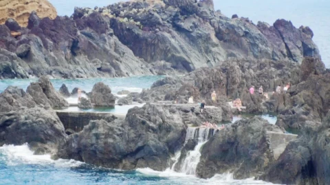 Stock Video People Bathing On The Rocks Of The Seashore Live Wallpaper - Free Live Wallpaper