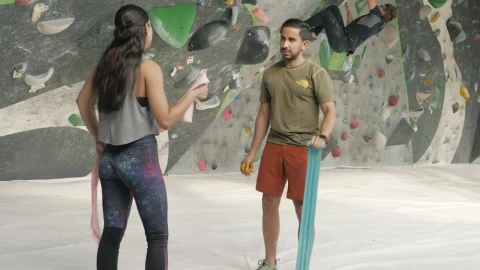Stock Video People Chatting In A Mountaineering Gym Live Wallpaper - Free Live Wallpaper