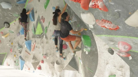 Stock Video People Climbing On A Mountaineering Wall Live Wallpaper - Free Live Wallpaper