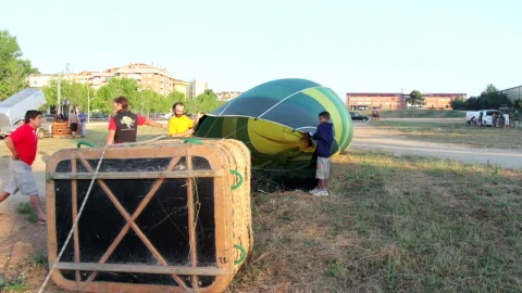Stock Video People Inflating A Hot Air Balloon Live Wallpaper - Free Live Wallpaper