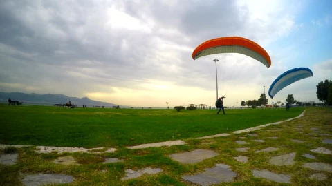 Stock Video People Practicing Parachuting On A Cloudy Day Live Wallpaper - Free Live Wallpaper