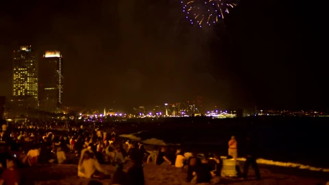 Stock Video People Seeing Fireworks In The Beach Live Wallpaper - Free Live Wallpaper