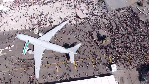 Stock Video People Viewing Military Aircraft Live Wallpaper - Free Live Wallpaper