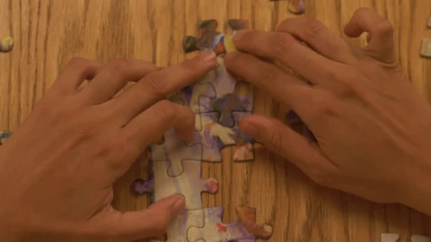 Stock Video Person Building A Puzzle On A Table Live Wallpaper - Free Live Wallpaper