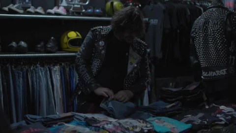 Stock Video Person Buying Clothes Live Wallpaper - Free Live Wallpaper