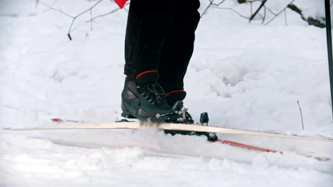 Stock Video Person On Snow Taking Off Skis Live Wallpaper - Free Live Wallpaper