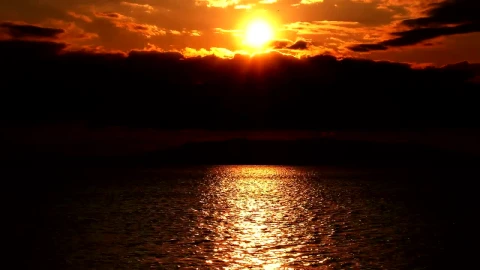 Video Stock Red Sunset Between Silhouettes Of The Sky And The Reflection Live Wallpaper Free - Free Live Wallpaper