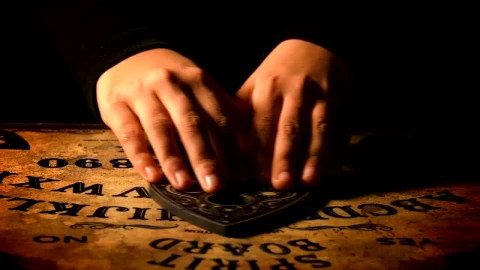 Video Stock Person Playing Ouija Board Live Wallpaper Free - Free Live Wallpaper