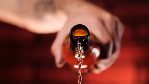 Video Stock Person Pouring Beer From A Glass Bottle Live Wallpaper Free - Free Live Wallpaper