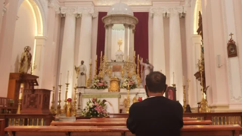 Video Stock Person Praying In Front Of An Altar Inside A Church Live Wallpaper Free - Free Live Wallpaper