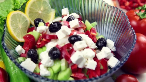 Video Stock Person Preparing A Salad In A Bowl Live Wallpaper Free - Free Live Wallpaper