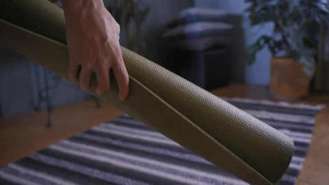 Video Stock Person Putting A Yoga Mat On The Floor Live Wallpaper Free - Free Live Wallpaper